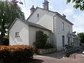 photographie en couleurs d'un bâtiment allongé.