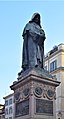 La statua di Giordano Bruno al centro della piazza