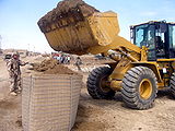 Iraq, construción de muro con gabións.