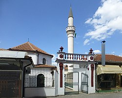 Tor zum Sahn der Tekke mit der Türbe links und der Moschee mit Minarett rechts (2014)