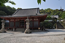 西國寺金堂。至徳3年（1386年）建立。西國寺は守護山名氏から庇護を受けた[60]。