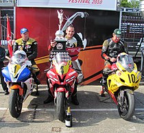 Podium van de Senior race in 2010: Nr. 4 winnaar Simon Fulton, nr. 1 Wayne Kirwan (tweede) en nr. 10 Ivan Lintin (derde)