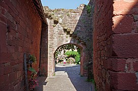 Porta plana amb la seva escala que portava al camí de ronda.