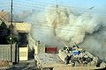 M1A1 Abrams веде вогонь з гармати по будинку у ході боротьбі з повстанцями у Фаллуджі, Друга битва при Ель-Фаллуджі. Ірак, 2004