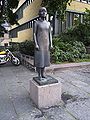 Statue de Karin Boye par Peter Linde (sv) à l'entrée de la bibliothèque municipale de Göteborg.