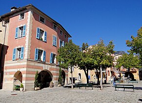 Place du village,avec la maison Blanqui et ses arcades[55].
