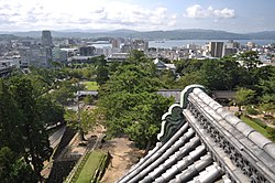 Từ góc trên bên trái: Kumano Taisha, đền Yaegaki, đền Miho, thành Matsue, hồ Shinji (Yomegashima), suối nước nóng Tamatsukuri, hải đăng Mihonoseki, Matsue nhìn về đêm