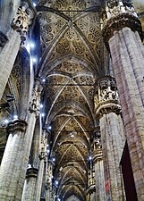 Vaulted ceiling and column capitals containing statues