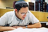 Estudiando en un Bet Midrash.