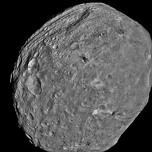 Aufnahme des Asteroiden Vesta durch die Raumsonde Dawn aus 5200 km Entfernung (24. Juli 2011)