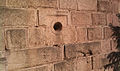 Utsida av Baalbektempelet. Sjakt med ukjend funksjon fører til innsida av det som i dag er museet.
