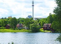 Hökarängens gård med Drevviken.