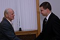 2009 m. Latvijos Ministras Pirmininkas Valdis Dombrovskis sveikina Jānį Lūsį Latvijos metų sportininko apdovanojimo ceremonijos met