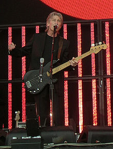 Waters membawakan "In the Flesh" dalam konser "Dark Side of the Moon" di Stadion Viking, Stavanger, 26 Juni 2006