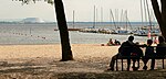 Zandstrand aan de noordoever