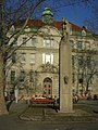 Facultas chimica cum monumento Caroli liberi baronis Auer de Welsbach