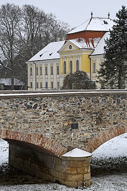 A Batthyány-kastély a kőhíddal