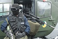 サプレッサーを装着した狙撃仕様のHK417を持つ、アイルランド陸軍レンジャー部隊の隊員