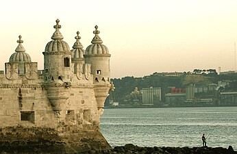 Guaritas da Torre de Belém, encimadas por cúpulas de gomos. Lateralmente veem-se algumas ameias.