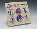 Six badges du bicentenaire conçus et envoyés par deux professeurs d'art au président des États-Unis Gerald Ford.