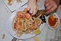 dins on plat d' pexhons, avou des calamars, magnîs al mwin (Marok)