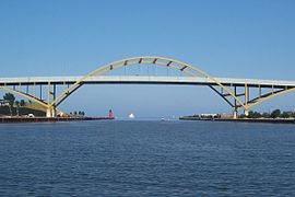 El puente de Hoan es un puente en arco atirantado que soporta la carretera Interestatal 794 sobre el río Milwaukee en Milwaukee, Wisconsin.