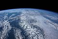 16. Az Alaszkai-öböl felől az Egyesült Államok nyugati partja felé tartó Nemzetközi Űrállomás fedélzetéről készült kép észak felé a hóval borított kanadai Sziklás-hegységről és a Vancouver-szigetről (javítás)/(csere)
