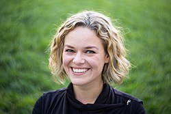 Katherine Maher i 2016. Hun vises med lys hud, blondt hår og blå øyne. Hun har en sort jakke.