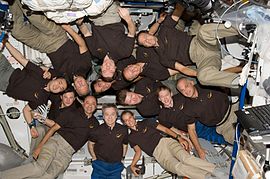 Kaikki kolmetoista aseman avaruuslentäjää ryhmäkuvassa 25.7.2009