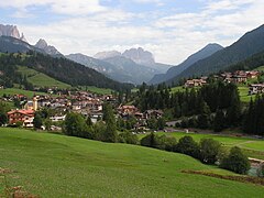 Soraga di Fassa mit der Langkofelgruppe im Hintergrund