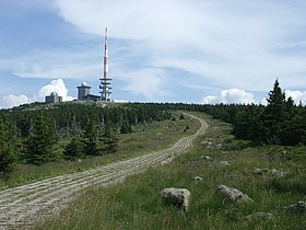 На дальнем плане радиолокационная станция