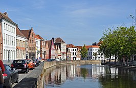 De Langerei (waterweg), met links de Langerei (straat) en rechts, met bomen, de Potterierei (straat)