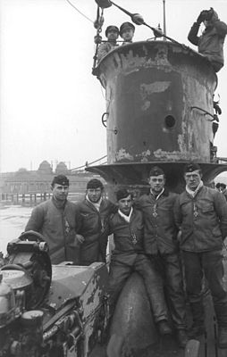 члены команды U-50 после награждения Железными крестами 2 класса