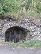 Cave à vin creusée dans la roche, rue des Caves.