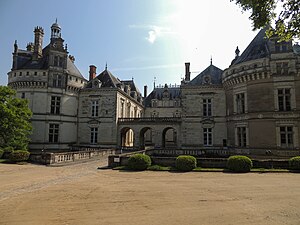 La façade ouest, à l'entrée du château.