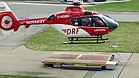 Ein Eurocopter EC 135 der DRF Luftrettung mit der Kennung D-HDRN hebt als „Christoph 53“ am 17. März 2020 von einer mobilen Hubschrauberplattform auf dem City Airport Mannheim ab KW 38 (ab 13. September 2020)