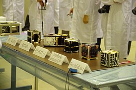 RAIKO (второй слева) и другие кубсаты в Космическом центре Цукуба перед запуском