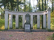 Das Heldendenkmal beim Friedrich-Engels-Platz