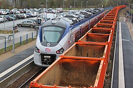 Croisement d'un TER pour Rouen et d'un train de bennes pour Rouxmesnil-Bouteilles.