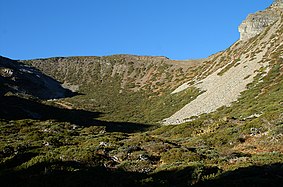 雪山一號冰斗，谷壁中央處即為主峰，右側山塊為北稜角。