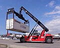 Manutention par tracteur lève-conteneur (reach stacker).