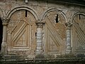 호비 수도원의 벽면에 조각된 다채로운 문양. 이것은 조지아인들이 로마 문명으로부터 얼마나 강력한 영향력을 받았는지를 잘 보여준다.