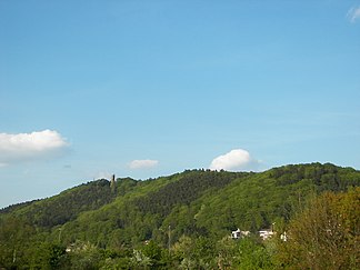 Der Ortenberg im Nordteil der Lahnberge, mit dem Spiegelslustturm