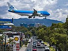 Ein B747 Frachter der Martinair (in KLM Lackierung) landet auf dem Flughafen La Aurora in Guatemala-Stadt, Blick in Richtung Boulevard Liberación (Bild vom 12. Mai 2021) KW 50 (ab 12. Dezember 2021)