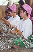 籠をつくる女性（現代、カンボジア）