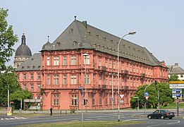 El palacio Electoral de Maguncia, a orillas del Rin, residencia principal de los príncipes-electores