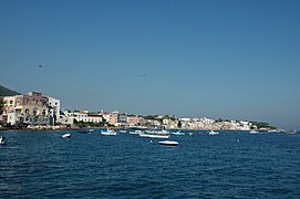 Ischia Ponte, lorsque Ripley et Philippe arrivent à Mongibello (avec la maison de Marge tout à gauche).