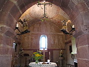 Vue sur le chœur gothique avec fresques, anges et statue de saint Michel (XVIIIe).