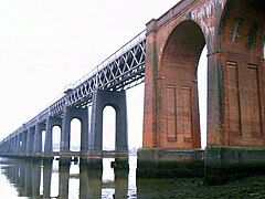 Les premières arches du pont actuel vues depuis Wormit sur la rive sud.