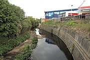 El riu sota el pont de Vicar's Bridge, Alperton. Aquí el riu és aprofitat per donar aigua a dos barris: Ealing (a la riba esquerra) i Brent (a la dreta).